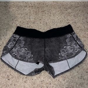 Lululemon Speed Up 2.5” Size 6 Black/Grey Shorts.